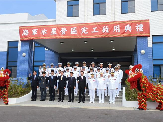 赖清德总统最后颁发加菜金及与国军合照，慰勉官兵辛劳付出。（林雅惠摄）