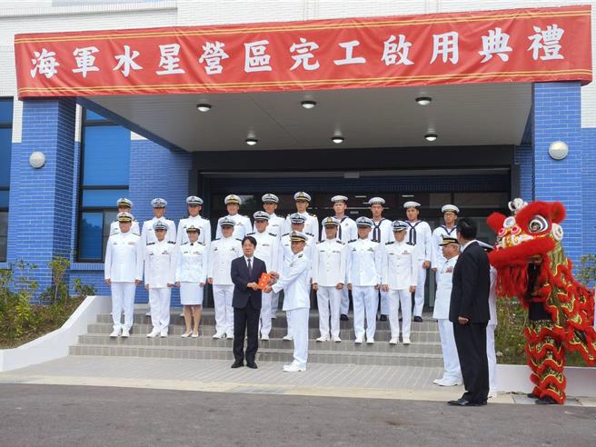 赖清德总统最后颁发加菜金及与国军合照，慰勉官兵辛劳付出。（林雅惠摄）