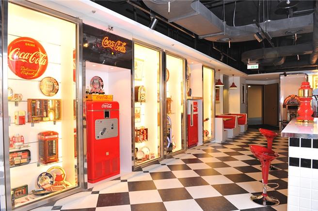 「可口可乐世界」博物馆即日起至11月29日预约参观，可加价买限量耶诞福箱。（太古可口可乐提供／朱世凯台北传真）