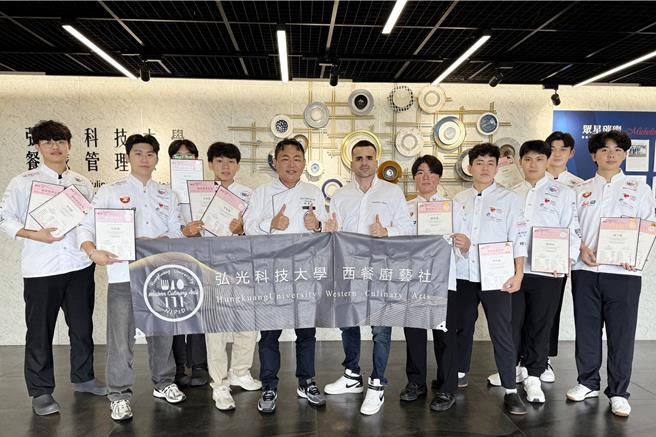 弘光科技大學餐旅管理系學生參加「第二十五屆FHC中國國際烹飪藝術比賽」榮獲1金4銀8銅佳績。（弘光科大提供／張妍溱台中傳真）