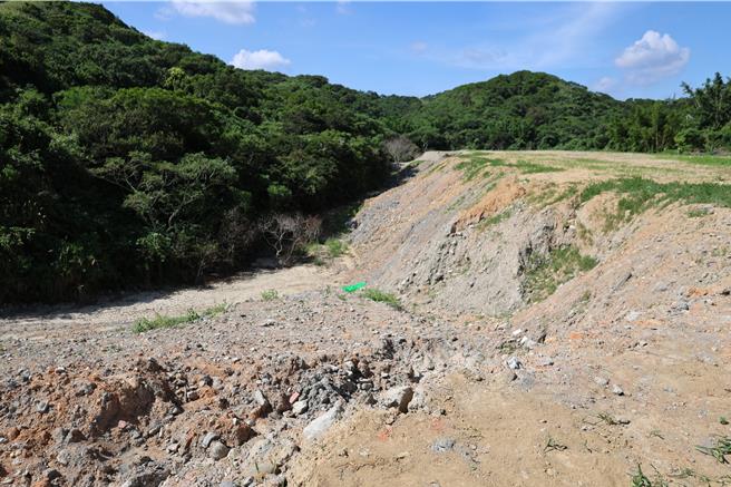 日前检警在后龙镇查办大型废土场。（谢明俊摄）