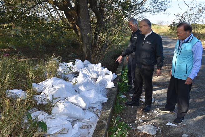 苗栗县内各地经常出现乱倒各种废弃土方、营建废弃物等。（谢明俊摄）