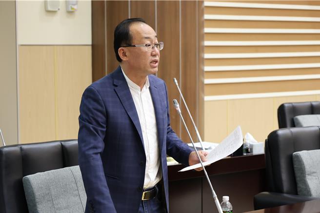 苗栗县议会总质询22日由议员徐永煌质询县内各地经常出现乱倒各种废弃土方、营建废弃物等，该如何解决？（谢明俊摄）