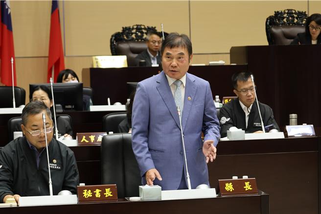 苗栗县长锺东锦针对乱倒废土问题，宣示县政府应该要勇敢承接责任，去解决这个问题，才能有效处理废土问题。（谢明俊摄）