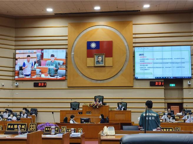 嘉义市议员林炜轩22日质询要求市府规画整修中央喷水圆环要透明公开徵求民意。（廖素慧摄）