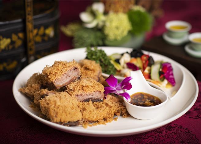 1万8800元的桌菜含水果与甜品共10道，可吃到大获宾客好评的手工菜「手做荔芋香酥鸭」。（北投丽禧温泉酒店提供）