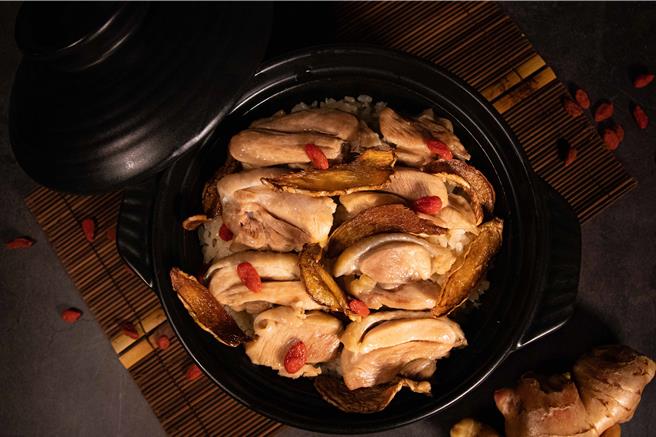 「雍翠庭」招牌菜之一「酒香麻油鸡炊饭」，麻油香气四溢，喷香诱人。（北投丽禧温泉酒店提供）