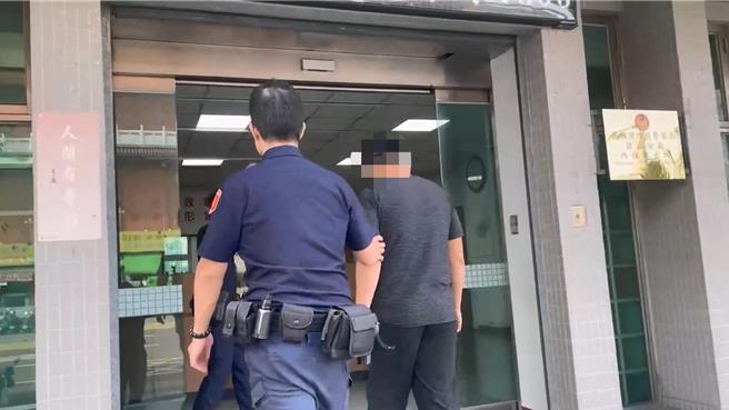 王姓男子在警方通知下到派出所說明。（民眾提供／郭良傑高雄傳真）