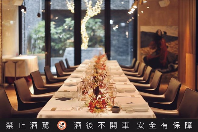 「米其林尾牙春酒专案」用餐人数达16位（含）并完成付订，提供专属用餐区包场；每人加赠精选酒款1杯。（慕舍酒店提供）★《中时新闻网》关心您：饮酒过量，有碍健康。酒后不开车，安全有保障！