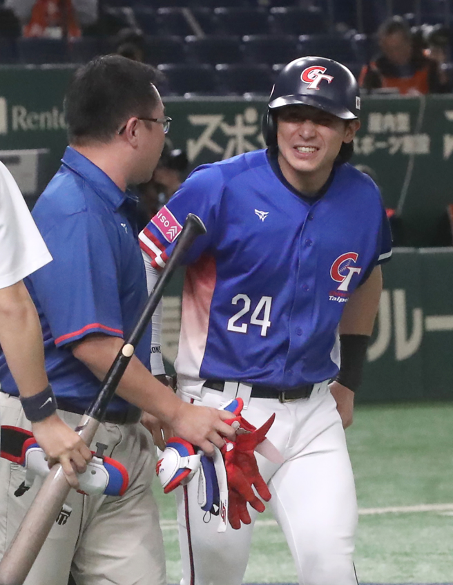 中华队队长陈杰宪（右）在3局上挨球吻。（赵双杰摄）