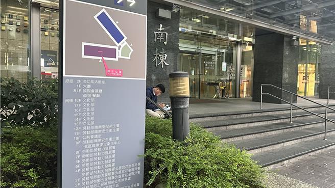 新北地检署今日率调查局前往北分署调查。（贺培晏摄）