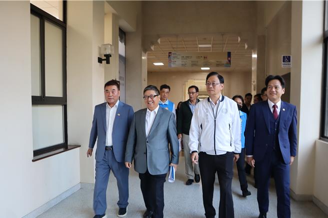 桃园市长张善政（右二）邀集新竹县长杨文科（左二）、苗栗县长锺东锦（左一）、新竹市代理市长邱臣远（右一）22日在新竹县政府开「桃竹苗大硅谷推动方案研商会议」。（邱立雅摄）