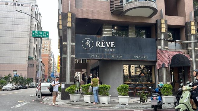 黑浮集团发声明指出，集团旗下品牌自11月22日起暂停全台营业，将进行短暂休整，并全力重整相关措施。（柯宗纬摄）