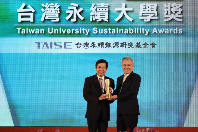 中國科大陳振遠校長(右)接受本屆大學永續獎評審團召集人，前教育部長潘文忠頒贈「台灣十大永續典範大學獎」(照片/中國科大提供)