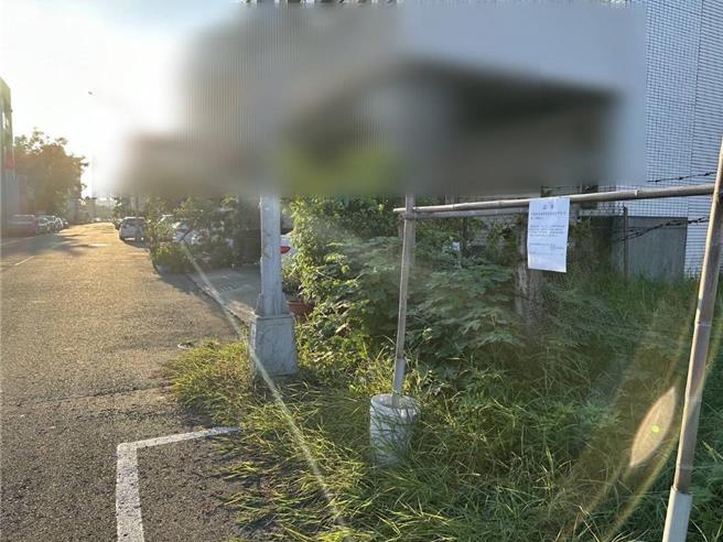 高雄凤山有民眾抱怨，看到路边停车格长期遭邻居用「晒衣架」占位，让他觉得不合理，并指出上个月报警也没用；对此，凤山警分局表示，已介入关切，并对该透天住户开立违规劝导单。（翻摄画面／纪爰高雄传真）