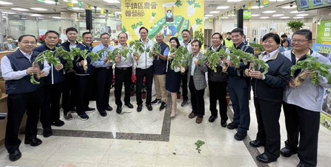 桃园市长张善政出席平镇区农会「萝卜节」，也顺势用「好菜头」祝福在场参与连任的农会总干事，农会改选都有「好彩头」。（桃园市农业局提供）