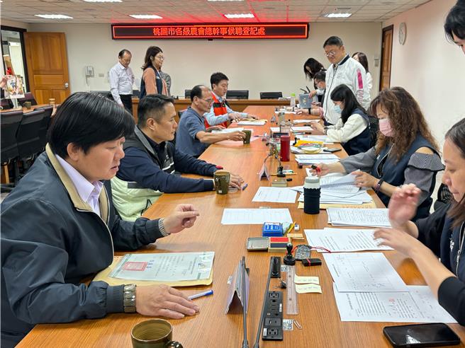 明年农渔会届次改选已在进行中，桃园市共1个市级农会、12个区农会及2个区渔会，农会总干事登记11月18至11月22日止，其中仅有復兴区为现任高理忠与现任原住民族委员会主任委员室简任视察、前总干事曾庭筠登记申请，其余都仅现任总干事登记。（桃园市农业局提供）