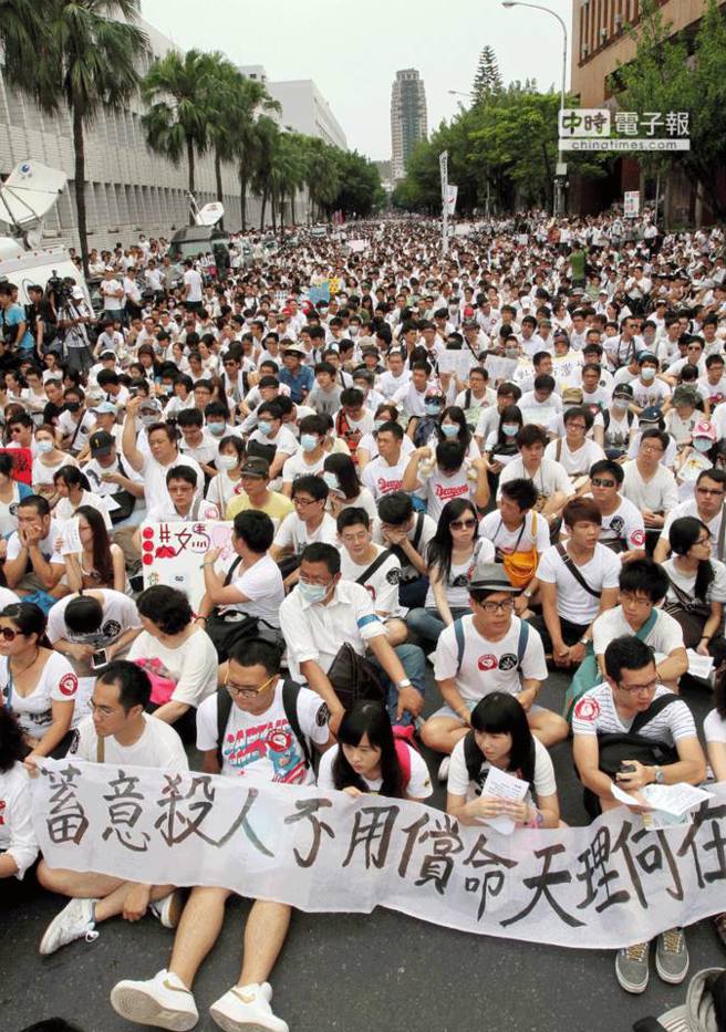 由公民1985行动联盟发动「公民教召－还仲丘一个公道」活动号召将近三万多人身穿白衣将国防部团团围住，要求国防部公布真相。（赵双杰摄）