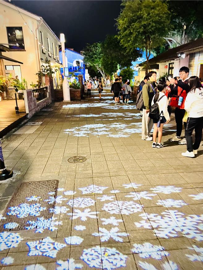 蓝晒图文创园区11月30日起打造耶诞梦幻小镇，蓝晒图文创园区11月30日起打造耶诞梦幻小镇，沉浸式雪花投射灯营造异国氛围。（蓝晒图文创园区提供／曹婷婷台南传真）