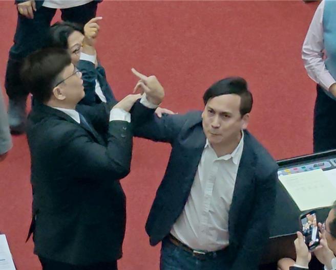 立委叶元之（右一）22日于院会与民进党立委发生争执。（叶元之办公室提供／陈薏云台北传真）