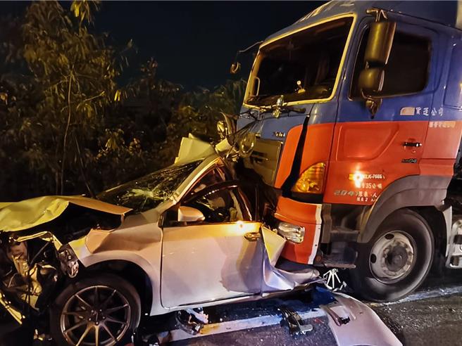 大货车追撞轿车，轿车车尾遭挤压，只剩半截车身。（民眾提供／宝智华台南传真）