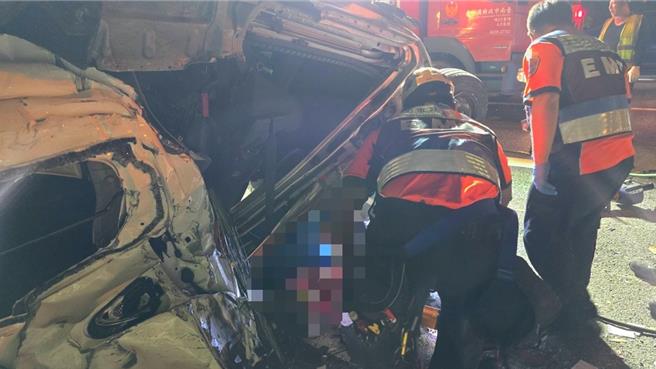 台南市消防局人员援救受果车内民眾。（民眾提供／宝智华台南传真）