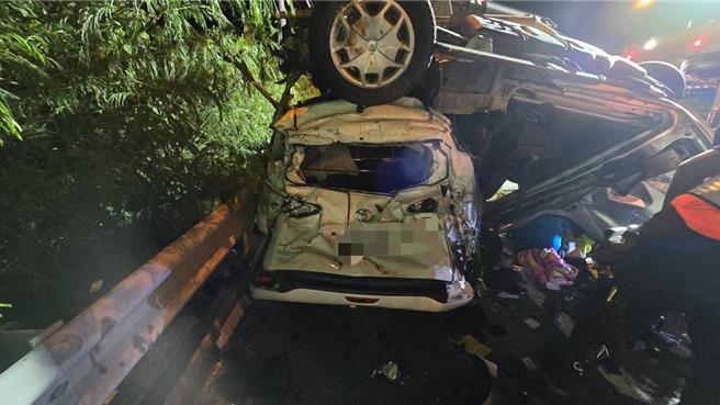 轿车堆迭惨状令人怵目惊心。（民眾提供／宝智华台南传真）