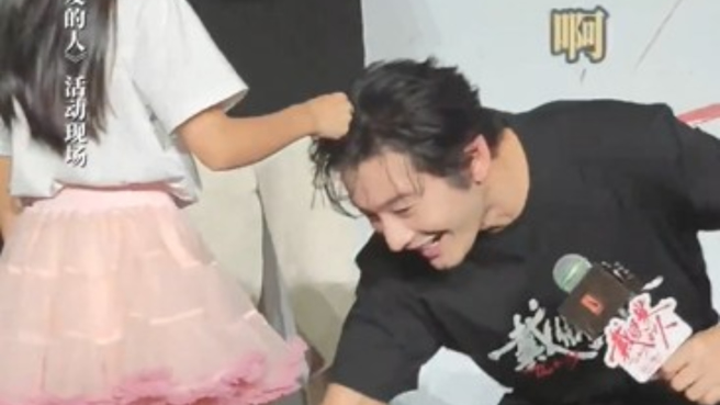 小女孩上台拉黄晓明头髮。（图／翻摄自微博）