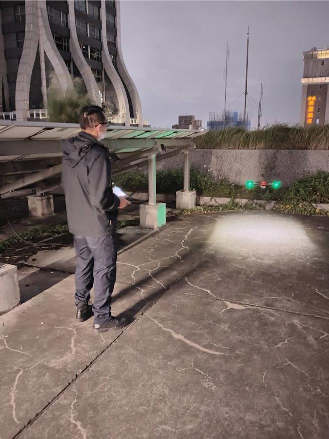 北市警方出动无人机监控青山宫遶境活动。（陈鸿伟摄）