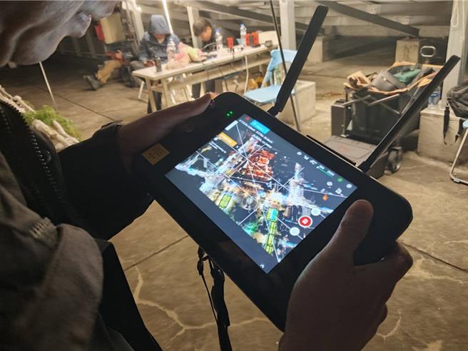 相关影像第一时间均可传回指挥中心。（陈鸿伟摄）