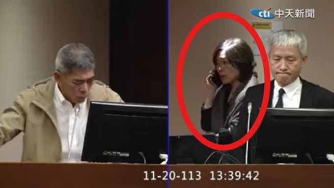 11月20日周三中午，劳动部长何佩珊备询时突然接到一通神秘电话（红圈者），资深媒体人黄扬明认为，这是关键分水岭，民进党全部人都变成正义之士，「这才是最噁心的！」（国会频道、中天新闻）