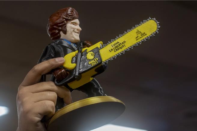 阿根廷總統米雷伊手持電鋸的人形模型。（美聯社）