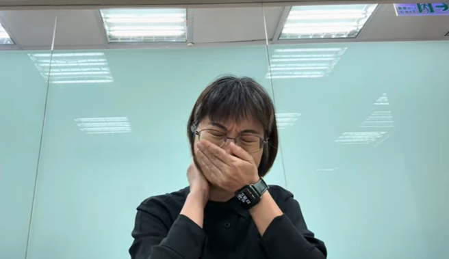 勞發署北分署霸凌案持續延燒，被控霸凌的署長謝宜容昨（22）日拍攝影片，向輕生的同仁、死者家屬、北分署及社會大眾道歉，但外界並不買單。（謝宜容提供）