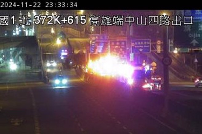 今22日晚间约11时，国道一号北向373.3公里处中山四路出口附近惊传一起曳引车翻覆事故。（图／简铭柱翻摄）