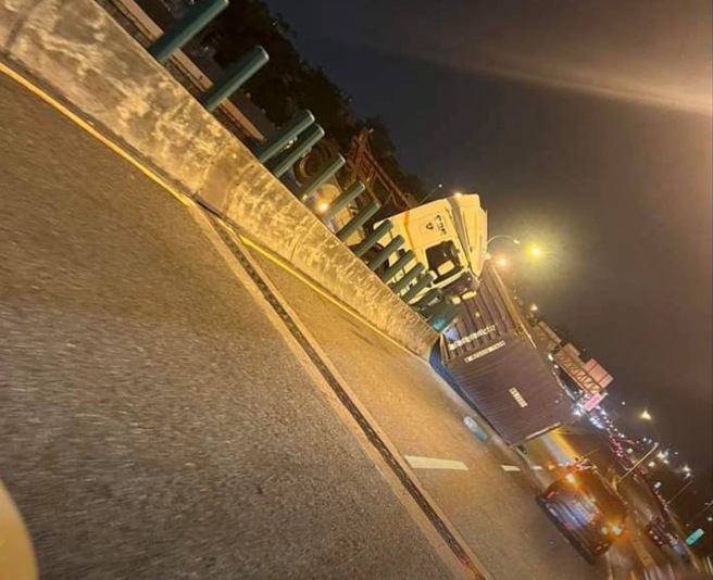 今22日晚间约11时，国道一号北向373.3公里处中山四路出口附近惊传一起曳引车翻覆事故。（翻摄记者爆料网）