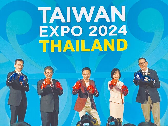 泰国台湾形象展21日起于曼谷国家会议中心开展，贸协董事长黄志芳（中）、贸易署长江文若（右二）同台推广。图／李丽满