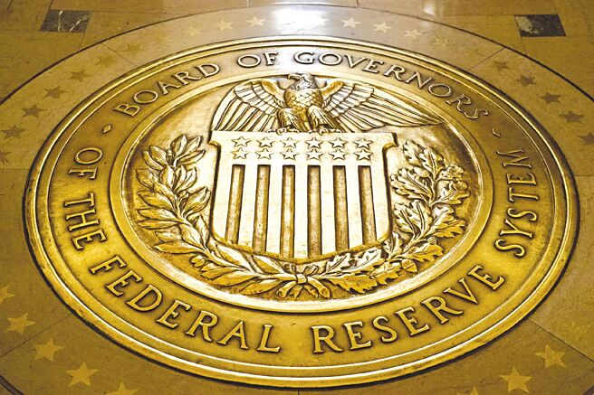 好几位Fed官员指出，通膨可望持续降温，且美国经济因劳动市场走疲有潜在隐忧，认为应进一步降息。图／美联社