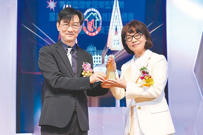 內政部政務次長董建宏（左）親自頒獎「國家品牌玉山獎－最佳產品」予華聯生技董事長楊桂華（右）。圖／華聯生技提供