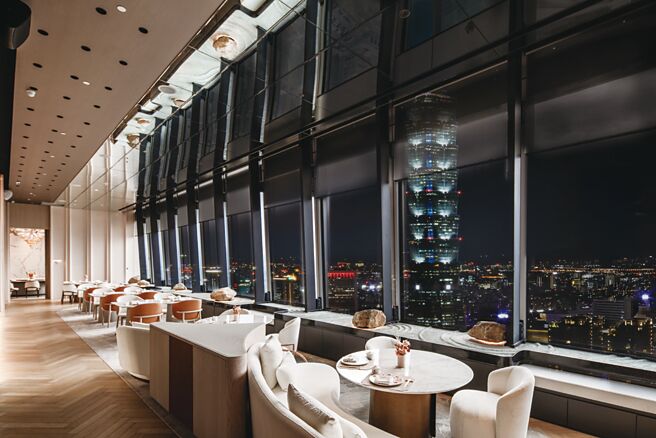 「川雅」位于微风南山星空塔46层，欣赏眼前台湾地标「台北101」将为您演绎的绝美璀璨跨年烟火秀，「川雅」与您一同迎接崭新的2025年。图／川雅餐厅提供