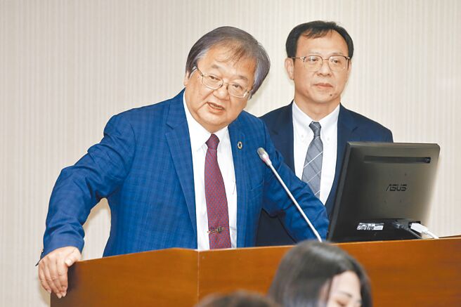 衛福部長邱泰源（左）針對調漲補充保費一事表示，先前說不漲保費指的是5.17％的一般健保費率，但健保署長石崇良（右）說的是2.11％的補充保費。（杜宜諳攝）