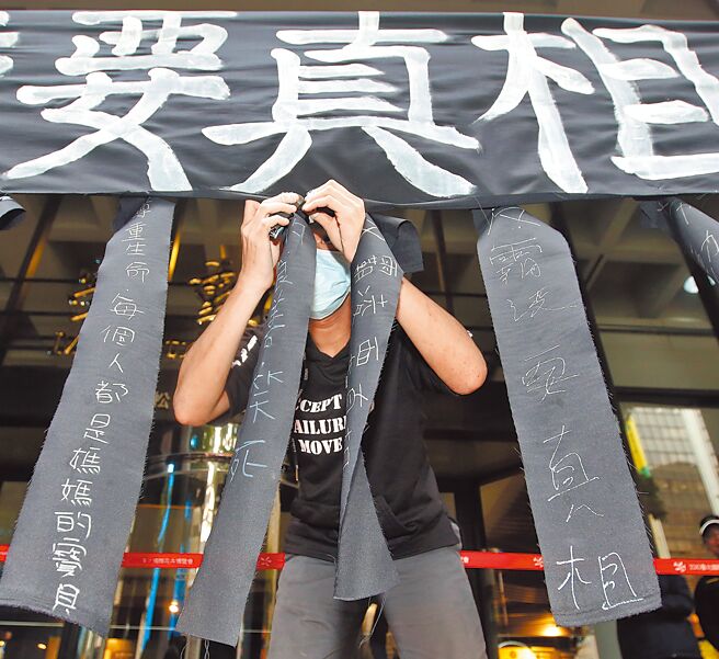 「反霸凌、要真相」记者会21日在劳动部前举行，多个团体呼吁政府彻查霸凌案真相，抗议民眾绑上黑色布条表达诉求。（资料照/范扬光摄）