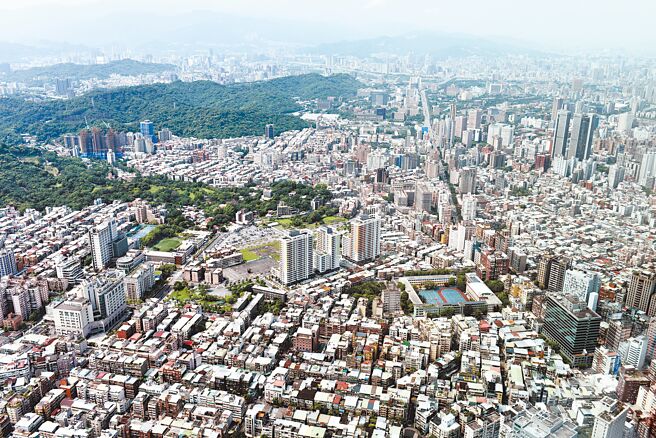 央行第7波選擇性信用管制打到痛點，房市成交量下滑，圖為大台北地區房地產。（本報資料照片）