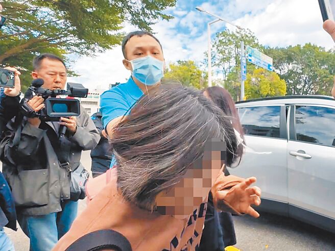 台中5億高中生案二審21日開庭，夏姓配偶（左二）在庭訊時數度落淚，離開時遭聲援賴生的民眾斥責假哭，夏先揚言提告，最後更出手怒扯民眾口罩，直呼「你叫什麼名字？我要告你！」（潘虹恩攝）
