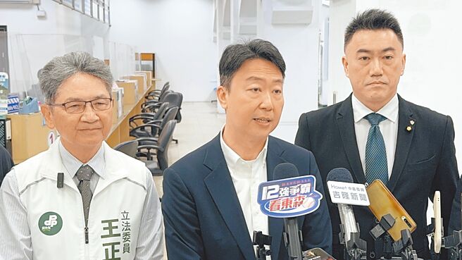 立法院交通委員會21日與交通部長陳世凱（中）考察基隆市建設。（徐佑昇攝）