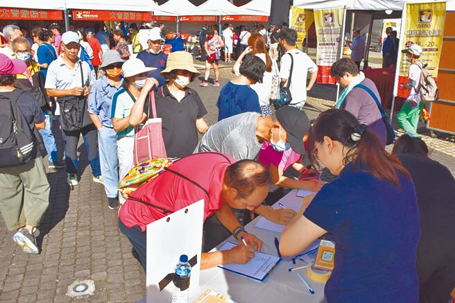 桃園市政府辦理首屆脆皮燒肉節，卻爆發擅自挪用預算、轉包、濫發餐券等爭議。圖為民眾排隊填資料領禮物。（桃園市政府提供／蔡依珍桃園傳真）