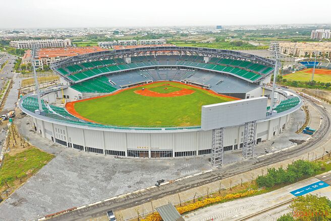 亞太國際棒球訓練中心成棒主球場上個月已開始植草皮，本月底就會完成。（工務局提供／曹婷婷台南傳真）