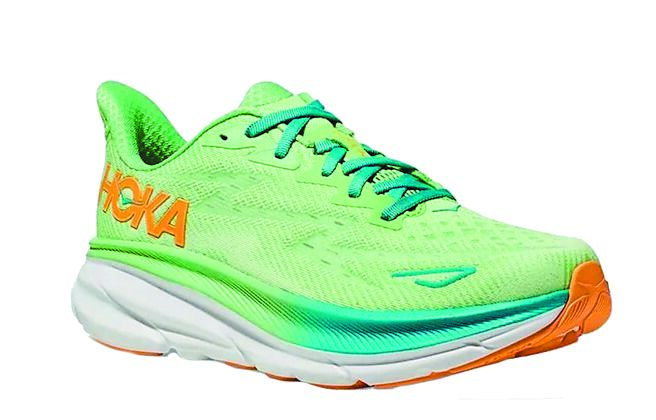 Big City远东巨城HOKA每日一物，男Clifton 9 Wide路跑鞋，原价4880元、特价2440元，限量20双。（远东巨城提供）