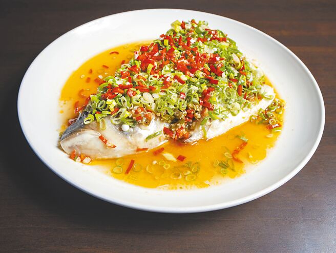 「剁椒鱼头」选用新鲜鲢鱼头来做这道菜，并添加了椒麻的味道，特色是风味香辣、鱼肉鲜嫩。（点水楼提供）