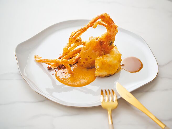 套餐中包括以现流印尼软壳龙虾入菜的「双味脆皮软壳龙虾」。（川雅餐厅提供）