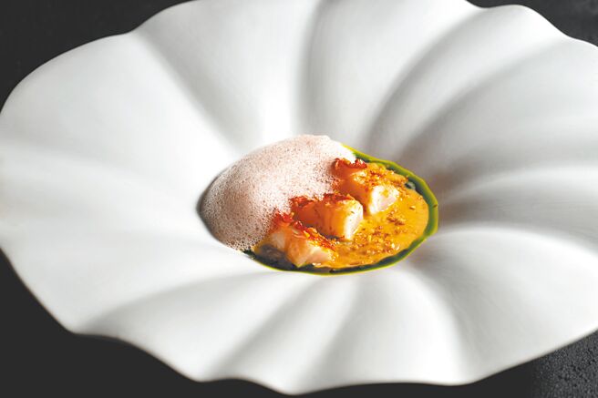 进口蓝龙虾搭配昆布盐及避风塘蒜酥。（AKIN君尹提供）